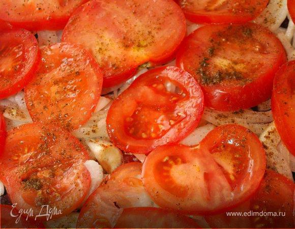 Затем нарезаем лук полукольцами и выкладываем поверх мяса. Следующий слой из тонких кружочков помидор. Повторяем специи.