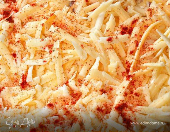 Теперь покрываем все слоем майонеза (калорийно, но что поделать – НОСТАЛЬГИЯ). В завершении посыпаем натертым на крупной терке сыром и слегка присыпаем паприкой для красивой корочки.