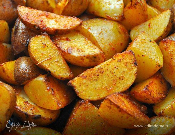 На гарнир тогда в основном подавали всякий разный картофель, причем если мясо (из-за дефицита) подавали гостям порционно, то картошку ставили на стол в общем блюде. Предлагаю пожарить картофель по-деревенски. Картошку хорошо промыть со щеткой, просушить полотенцем, нарезать на дольки с кожурой. Равномерно прожарить в глубокой сковороде на растительном масле на среднем огне. Когда дольки подрумянятся посолить и посыпать куркумой и паприкой, перемешать и довести до готовности. 