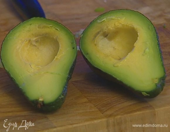 Луковицу и авокадо почистить и мелко нарезать.