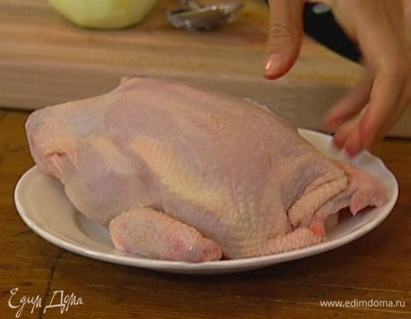 Тушку курицы вымыть и обсушить бумажным полотенцем. 