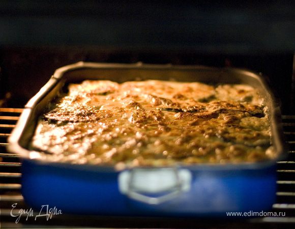 Подогреть молоко с лавровым листом. Растопить масло в кастрюле и смешать с мукой. Добавить молоко, все время помешивая. Поставить кастрюлю на огонь и все время помешивая довести до кипения. Посолить и поперчить, проварить еще 5 мин.Вынуть лавровый лист.Взбить яичные желтки, постепенно добавляя молочную смесь. Всыпать половину пармезана. Хорошо перемешать и вылить на мусаку. Посыпать оставшимся сыром верхний слой мусаки. Запекать 40 мин до образования золотисто - коричневой корочки.