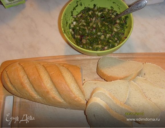 Берем длинный белый батон и нарезаем на ломтики. 