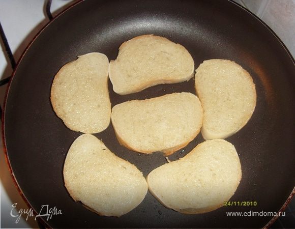 На сковороде в небольшом кол-ве растительного масла (я наливаю чуть на сковороду для каждого кусочка), поджариваю с одной стороны (как для гренок). 