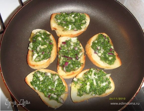 Переворачиваю и пока поджаривается другая сторона быстро чайной ложкой раскладываю подготовленную смесь. 