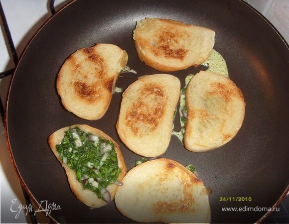 Потом аккуратно переворачиваю смесью вниз и чуть прижимаю к сковороде - пол-минутки и всё снимаю лопаткой, не давая сильно поджариться. Рецепт допускает фантазию.