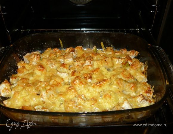 Положить в огнеупорную форму,слегка сбрызнутую оливковым маслом. Посолить, поперчить, сверху положить маленькие кусочки сливочного масла(или сбрызнуть оливковым), посыпать панровочными сухарями и тертым сыром. Запекать при температуре 220 градусов 30-40 минут (я люблю, чтобы овощи чуть-чуть хрустели, поэтому запекала 30 минут). Перед окончанием приготовления на 3-5 минут включить режим гриль для образования красивой корочки