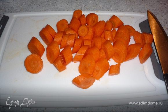 Морковку почистить, нарезать кружочками (по 2 см). Отварить в подсоленой воде 15 минут. Слить воду.