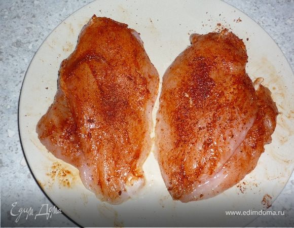 Куриную грудку промыть, высушить. Разрезать по длине напополам.  Смешать соль, перец и паприку и натереть этой смесью грудку.