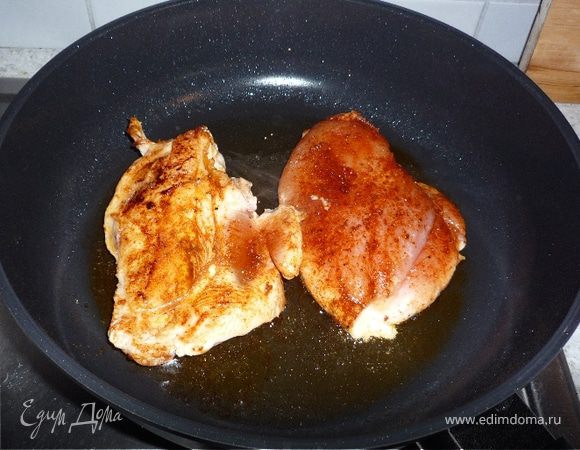 Обжарить куриную грудку на раст. масле на среднем огне в течение 5 минут с каждой стороны.