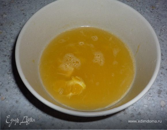 В это время выжать сок из апельсинов, добавить в сок ром.