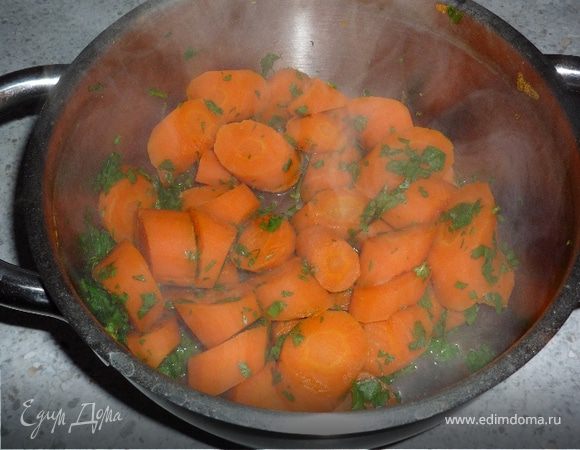 Петрушку мелко нарезать, добавить к отварной морковке.