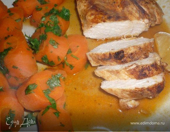 Выложить на тарелку морковку, куриную грудку, соус. Дополнительно можно еще подать рис.
Приятного аппетита!