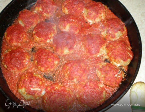 мясо перекрутить на мясорубке вместе с луком, чесноком, хлебом, зараннее отварить рис до готовности, и добавить в фарш, добавить соль, перец, яйца все перемешать и лепить тефтели. Выкладывать тефтели в смазанную  растительным маслом форму и полить прокипяченным томатным соком, запекать в духовке 40 минут при 180 градусов.