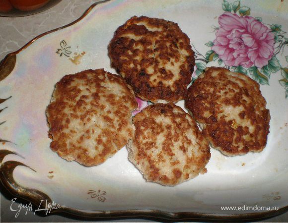 мясо перекрутить на мясорубке, добавить лук, чеснок, соль, перец, яйца, муки - все смешать и жарить на сковороде на растительном масле.