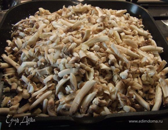 Нарезаем  лук и грибы, обжариваем на растительном масле.