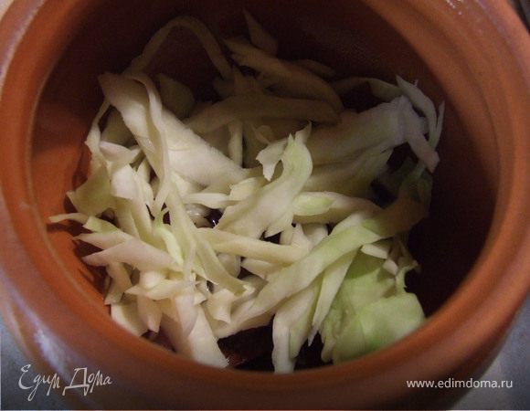 2 слой:
нарезаем капусту и выкладываем на мясо