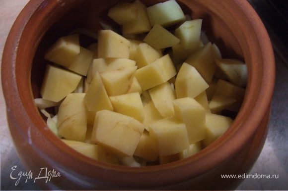 3 слой: картофель нарезаем небольшими кусочками и выкладываем на капусту