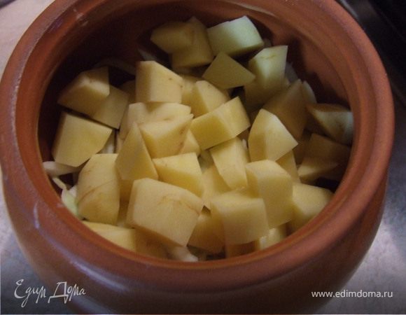 3 слой:
картофель нарезаем небольшими кусочками и выкладываем на капусту