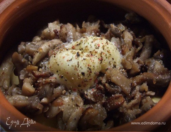 Добавляем кусочек сливочного масла,
солим, перчим + специи на ваш вкус