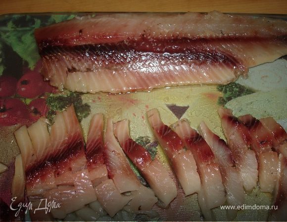 Подготовить сельдь: удалить голову, хвост, вскрыть брюшко, удалить внутренности, разрезать вдоль спины, разделить на две половины, удалить хребет, кости и шкурку. Получившиеся филе нарезать поперёк средней толщины. 