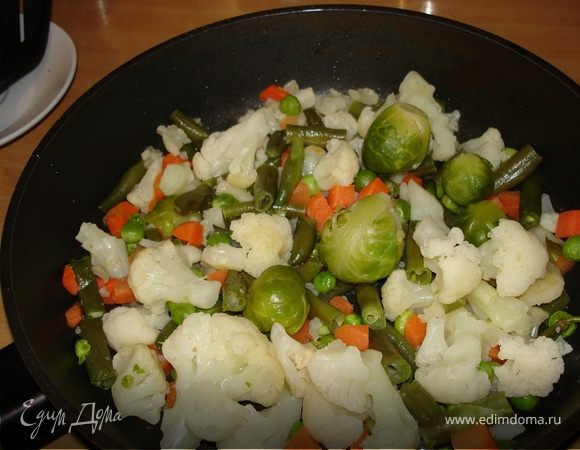 Приготовить овощи: я беру "Весенний букет", в составе горошек, морковь, стручковая фасоль, цветная капуста и брюссельская капуста. Я довожу до готовности на сковороде под крышкой с небольшим количеством масла. А можно отварить  в подсоленной воде или на пару. Овощи слегка присолить, дать остыть.
