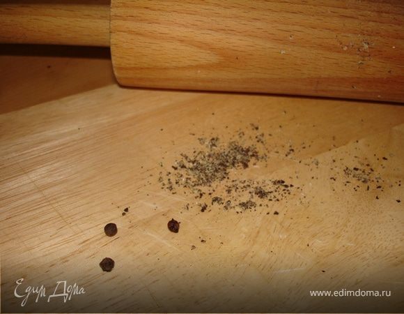 Подготовить специи: перемолоть немного чёрного перца в мельнице, ступке или, как я, при помощи скалки на разделочной доске. 