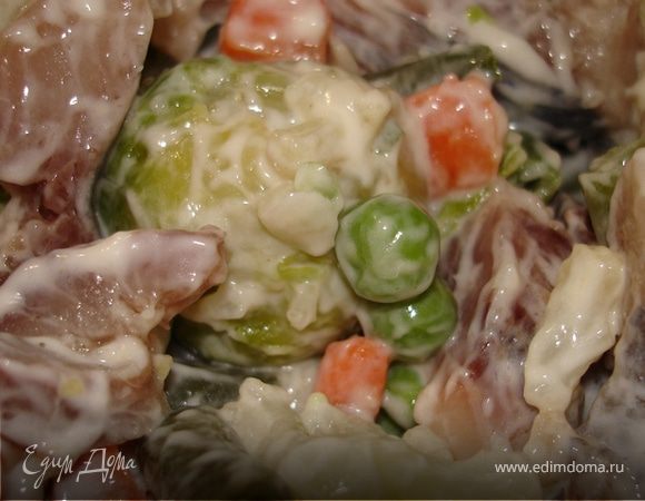 В миске перемешать кусочки сельди с овощами и заправкой-майонезом или смесью лимонного сока с нерафинированным маслом, например, оливковым или горчичным. Переложить в салатник или сделать порции с помощью кольца. У меня "серединка" от пластиковой бутылки-воспользовалась советом Дениса-очень удобно и просто:) Готовый салат присыпать специями. Мне нравится дать закуске постоять часок в холодильнике. Готово!