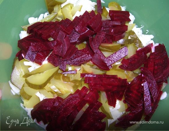 Капусту мелко нашинковать, немного помять. Овощи нарезать соломкой, смешать, заправить майонезом.