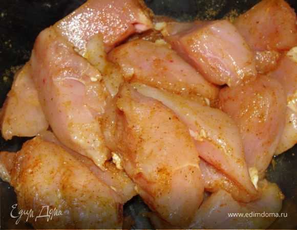 Курицу разморозить и нарезать порционными кусками. У меня было филе.
Натереть приправами и солью, дать немного полежать