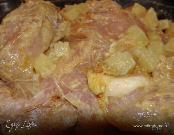 Затем добавить горчицу, муку и мелко нарезанные ананасы.Все перемешать и выложить в форму , смазанную раст. маслом.