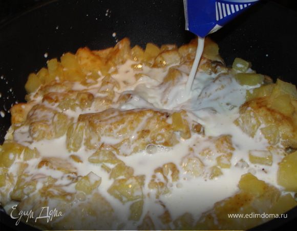 Затем курочку залить сливками. 