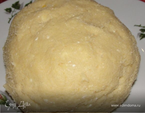 Отделяем белки от желтков. Желтки растираем с 1 ст. сахара,добавляем натертый на терке маргарин и муку.