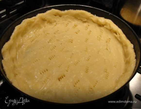 тесто выкладываем в форму. (совет-лучше в разъемную), делаем бортики , прокалываем в нескольких местах вилкой и выпекаем до золотистого цвета.
