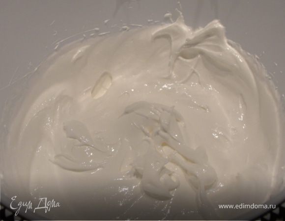 Клюкву разминаем толкушкой, добавляем немного сахара. Белки взбиваем с оставшимся сахаром в крутую пену.