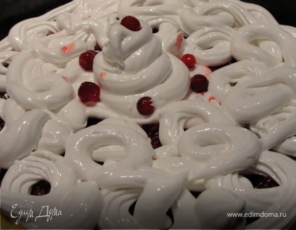 Выкладываем клюкву на готовый корж, , сверху безе и подрумяниваем в духовке