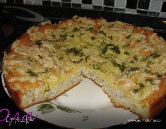 Яйца взбить, добавить сметану, майонез, соду, муку. Я все взбила миксером. 
Форму смазать маслом, вылить 1/2 теста, выложить начинку, затем вылить оставшее тесто. Поставить в духовку, я пекла минут 35-40 при 160-170С. За несколько минут до окончания выпечки можно посыпать сыром , укропом, петрушкой. 
Тесто очень вкусное. 
Моя начинка: Рис отварила. добавила банку размятых консервов, и пережаренный лук.