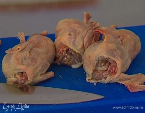 Перепелок промыть, просушить бумажным полотенцем, посолить и поперчить.