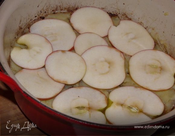 Переложить мясо в огнеупорную посуду (смазать), духовка 250С. Выложить сверху пюре, а на пюре пластинки яблок. Запечь ок. 15 минут.
