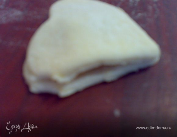 В одну часть положить 1ч ложку повидла и второй частью закрыть.Края хорошенько защипать.