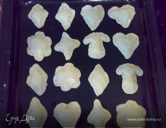 С остальными фигурками проделать тоже самое.Выложить фигурки на смазанный маслом противень и смазать сливочным маслом или яйцом.Выпекать в разогретой до 180С духовке 20минут.