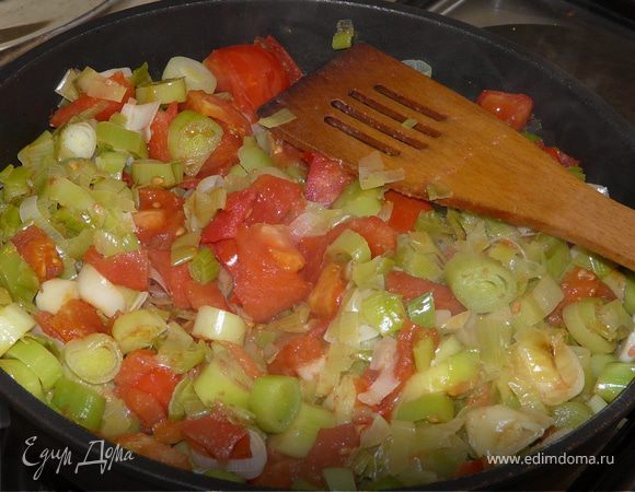 Сделать тесто, выложить в разьемную (смазаную) форму, проткнуть вилкой в нескольких местах и поставить в холод на 20 мин. Духовка 200 С. Подержать там тесто минут 10, вынуть.
Порей порезать и на сливочном масле обжарить с помидорами (если сухие, то без них) несколько минут, чтобы выпарить лишнюю влагу.