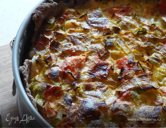 Смешать сыр, йогурт, яйца, соль и перец. Вымешать вместе с овощами, выложить на тесто.
Печь ок. 30 минут до золотисто-коричневого цвета.
