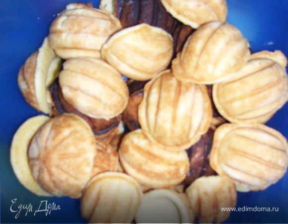 Из охлажденного теста формируем небольшие шарики (в зависимости от размера формы для выпечки). Выпекаем.

Начиняем половинки сгущенкой, вставляем грецкий орешек и соединяем.

Приятного аппетита!