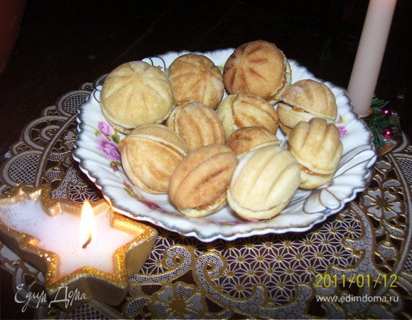 От заготовок убираем излишки теста. наполняем половинки сгущенным молоком и добавляем по ядрышку грецкого ореха. Готово!!!