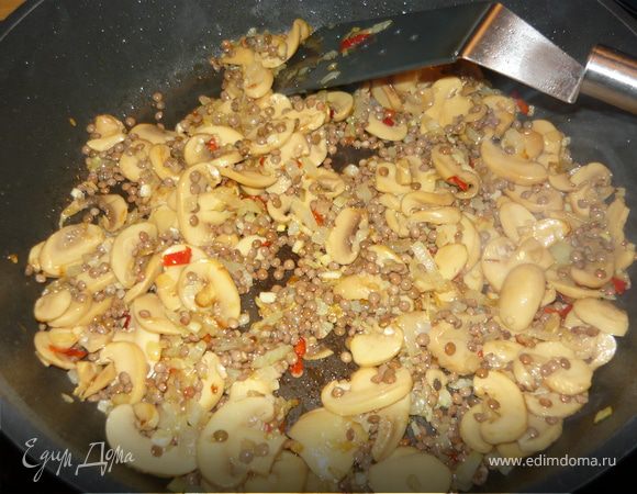 Мелко нарезать лук, чеснок и перец чили, обжарить на оливковом масле до золотистого цвета. Добавить шампиньоны, обжарить все вместе пару минут.