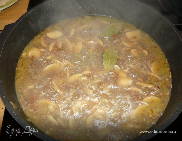 Добавить чечевицу, еще пару минут обжаривать все вместе. Влить горячий бульон или воду, добавить тимьян, лавровый лист и варить чуть дольше, чем требуется для того, чтобы чечевица была готова. При подаче посыпать рубленой кинзой.