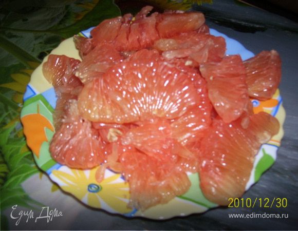 Для начала необходимо правильно очистить грейпфрут. Прежде всего срежьте верхушки, затем кожуру, стараясь снять весь белый горький слой под коркой. аккуратно вырежьте сегментами мякоть.