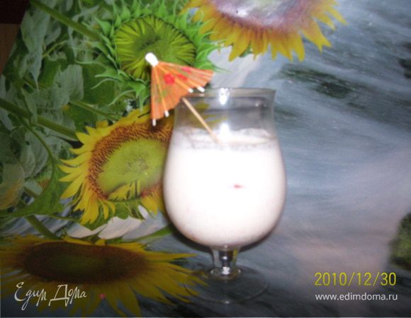 Сегменты грейпфрута, оставленные для украшения, распределите на дне бокала и заполните его белково-фруктовой массой. Поставьте в холодильник на 4 часа или в морозильник на 1 час. Приятного аппетита!!!