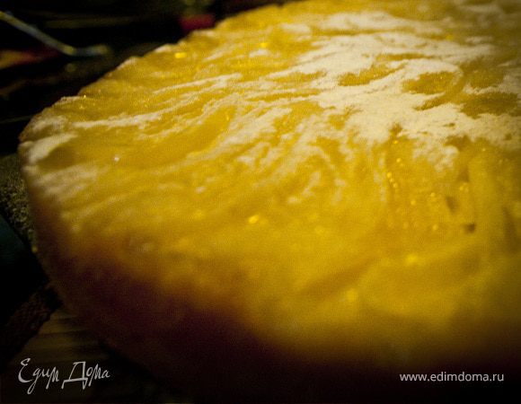 Яйца взбить с сахаром, добавить кефир, растопленное масло. 